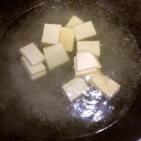 2.锅中烧开水，加入少许盐，煮2分钟