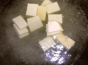 2.锅中烧开水，加入少许盐，煮2分钟