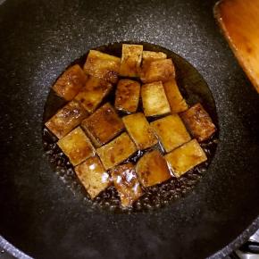 倒入一小碗清水，小火慢煮