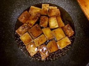 倒入一小碗清水，小火慢煮