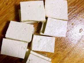 1.老豆腐洗净切片