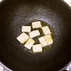 豆腐捞出后用厨房纸吸干水份，锅中热油煎豆腐