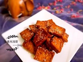 一口下去，豆腐 里满满的汤汁，差点没尝到什么味道，看来不是不爱吃，而是不会做罢了