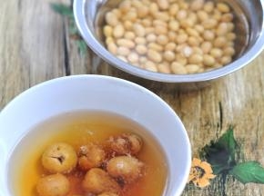 无花果干和黄豆，用水浸泡两小时。