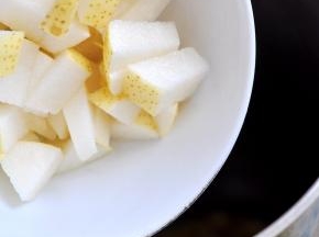 梨切块，和无花果干、黄豆一起放入豆浆机内。