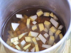 加入适量的水。