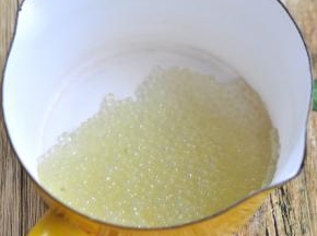 西米煮熟后过冰水沥干。