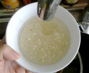 黄豆提前浸泡2小时。