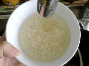 黄豆提前浸泡2小时。