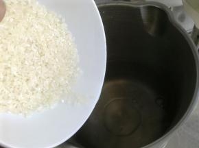 大米用水淘洗三遍。