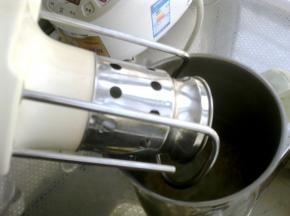 将豆浆机的滤网装好，这一步不能少，否则打出来的豆浆不细。