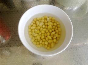 将豆浆机中加入水，不要超过水位线，加入大米和黄豆。