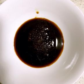 煮豆腐过程中调汤汁，将蚝油，生抽，少许香油，半勺糖放入碗中搅拌均匀