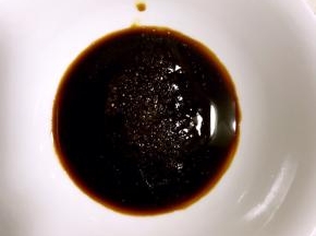 煮豆腐过程中调汤汁，将蚝油，生抽，少许香油，半勺糖放入碗中搅拌均匀