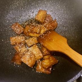 并撒少许白芝麻，喜欢的还可以撒一点葱花