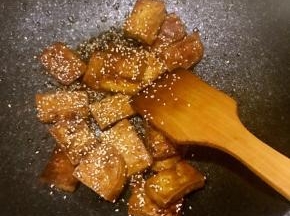 并撒少许白芝麻，喜欢的还可以撒一点葱花