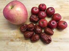 分别把苹果、大枣、和山楂清洗干净。