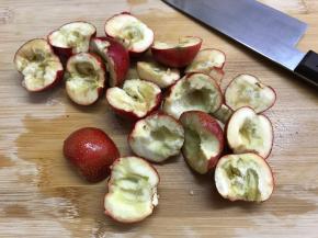 去掉山楂的核和蒂部。