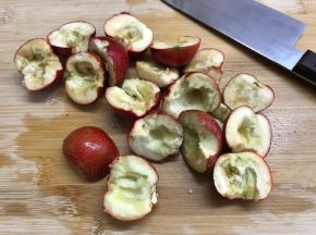 去掉山楂的核和蒂部。