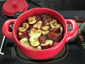 加入没过山楂和大枣的水。