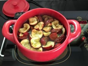 加入没过山楂和大枣的水。