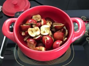 把山楂和大枣放入砂锅。