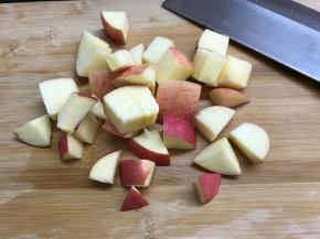 苹果去核后切成小块。