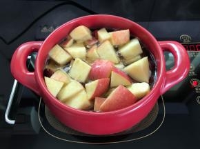 煮开后加入苹果。