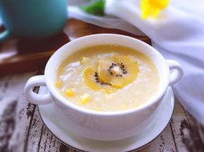 用碗将玉米粥装起来趁热吃，还可以铺上自己喜欢的水果装饰