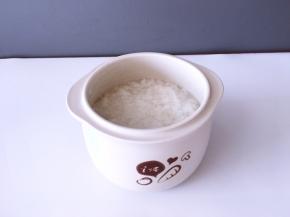 有炖煮锅可以直接大米放入加上水，定时一小时白粥就好了，如果没有可以用普通锅大米放入，加入水，大火煮沸后转小火煮，直到大米煮开花即可