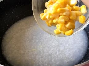 大米煮开花后放入玉米粒