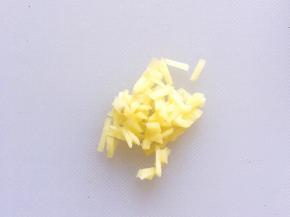 将生姜去皮洗净后切碎