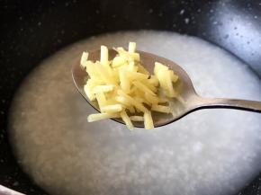 将煮好的粥放入锅中加入生姜