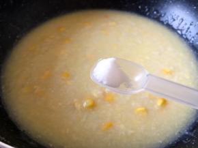 将鸡蛋液和粥混合均匀后加入半勺盐