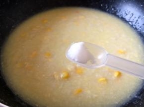 将鸡蛋液和粥混合均匀后加入半勺盐