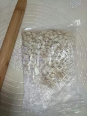 花生事先烤熟，去皮放入保鲜袋，用擀面杖稍稍压碎