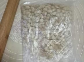 花生事先烤熟，去皮放入保鲜袋，用擀面杖稍稍压碎