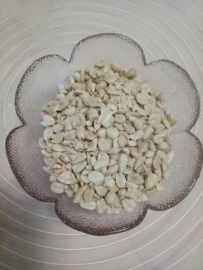 压碎的花生200克备用
