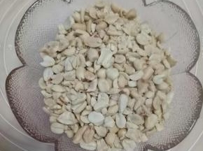 压碎的花生200克备用