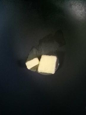 黄油50克放入不粘锅小火加热融化