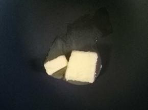 黄油50克放入不粘锅小火加热融化