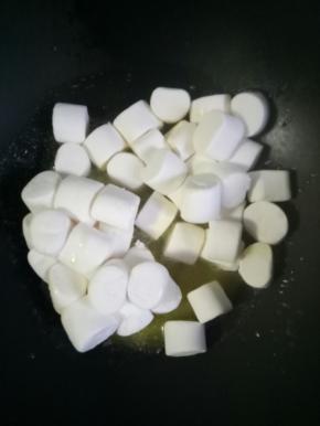 加入棉花糖175克用铲子搅拌，翻炒至棉花糖全部融化