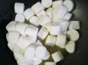 加入棉花糖175克用铲子搅拌，翻炒至棉花糖全部融化