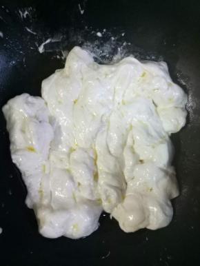 加入奶粉115克，翻炒均匀