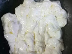 加入奶粉115克，翻炒均匀