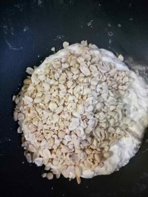 加入花生碎炒匀，使花生裹在棉花糖里