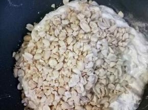 加入花生碎炒匀，使花生裹在棉花糖里