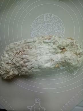 关火，把花生糖倒在揉面垫上，趁热揉搓挤压棉花糖，使棉花糖和花生完全融合没有空隙，压匀