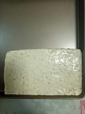 倒入不沾模具中，高度大约1公分，压实