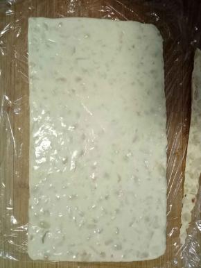 放至温热时取出，放在垫好油纸的刀板上